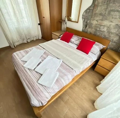 100mq 5 Mins To Center + Free Park And View * Όπως