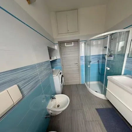 100mq 5 Mins To Center + Free Park And View Lägenhet *