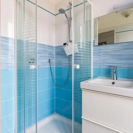 100mq 5 Mins To Center + Free Park And View Lägenhet *