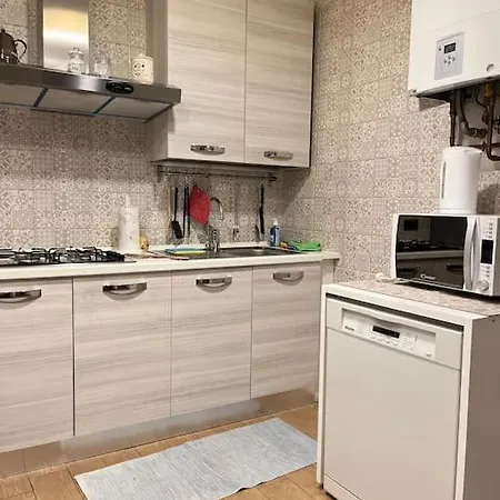 100mq 5 Mins To Center + Free Park And View Lägenhet *